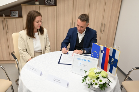 Župan občine Ormož, Danijel Vrbnjak ob prisotnosti v.d. direktorice ZD Ormož, Helene Rojko podpisuje izjavo
