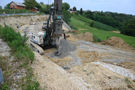V Senešcih intenzivno potekajo dela za sanacijo plazu