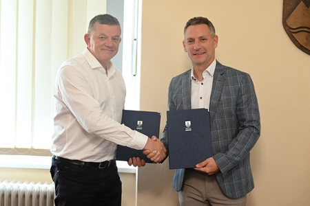 Podpisana pogodba za projekt Ozelenitev Kerenčičevega trga