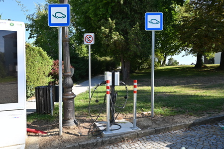 Polnjenje električnih vozil na občinskih polnilnicah